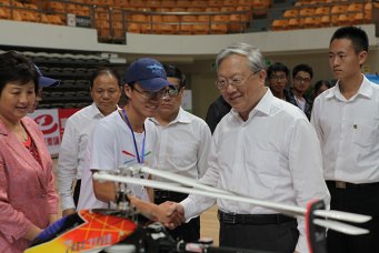 全国人大副委员长路甬祥视察场馆